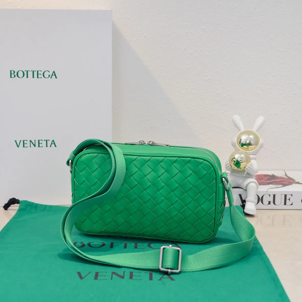 Batch 1480 BV lntrecciato woven leather crossbody bag. The zipper opens and closes, and the space is too large. It meets the daily needs of going out on the street. There are no problems with mobile phones 📱 wallets 👛 power bank 🔋. The weaving process is used, and the texture of the upper body 🔝 is very high-end. Style number: 7100 Size: 25*7.5